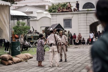 Teatral savaş genel taarruzu, Hollanda sömürge döneminde savaş üniformaları ve silahları kullanılarak gerçekleştirildi. Birbirlerini vuruyorlar. : Yogyakarta, Endonezya - 01 Mart 2022