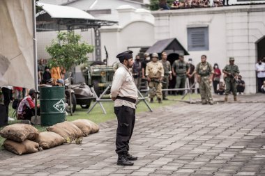 Teatral savaş genel taarruzu, Hollanda sömürge döneminde savaş üniformaları ve silahları kullanılarak gerçekleştirildi. Birbirlerini vuruyorlar. : Yogyakarta, Endonezya - 01 Mart 2022
