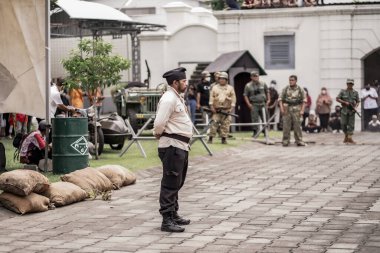 Teatral savaş genel taarruzu, Hollanda sömürge döneminde savaş üniformaları ve silahları kullanılarak gerçekleştirildi. Birbirlerini vuruyorlar. : Yogyakarta, Endonezya - 01 Mart 2022