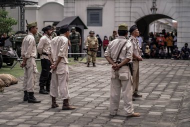 Teatral savaş genel taarruzu, Hollanda sömürge döneminde savaş üniformaları ve silahları kullanılarak gerçekleştirildi. Birbirlerini vuruyorlar. : Yogyakarta, Endonezya - 01 Mart 2022