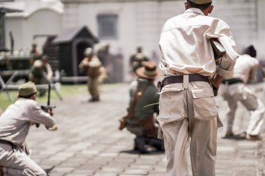 Teatral savaş genel taarruzu, Hollanda sömürge döneminde savaş üniformaları ve silahları kullanılarak gerçekleştirildi. Birbirlerini vuruyorlar. : Yogyakarta, Endonezya - 01 Mart 2022