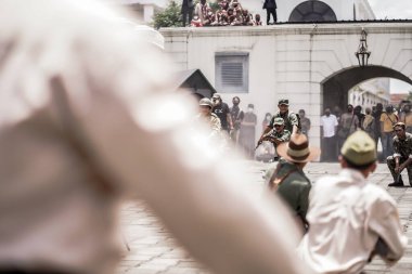 Teatral savaş genel taarruzu, Hollanda sömürge döneminde savaş üniformaları ve silahları kullanılarak gerçekleştirildi. Birbirlerini vuruyorlar. : Yogyakarta, Endonezya - 01 Mart 2022
