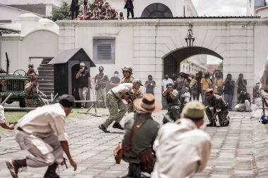 Teatral savaş genel taarruzu, Hollanda sömürge döneminde savaş üniformaları ve silahları kullanılarak gerçekleştirildi. Birbirlerini vuruyorlar. : Yogyakarta, Endonezya - 01 Mart 2022