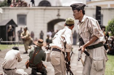 Teatral savaş genel taarruzu, Hollanda sömürge döneminde savaş üniformaları ve silahları kullanılarak gerçekleştirildi. Birbirlerini vuruyorlar. : Yogyakarta, Endonezya - 01 Mart 2022
