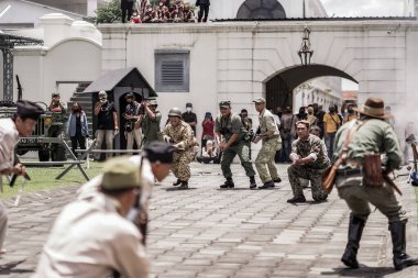 Teatral savaş genel taarruzu, Hollanda sömürge döneminde savaş üniformaları ve silahları kullanılarak gerçekleştirildi. Birbirlerini vuruyorlar. : Yogyakarta, Endonezya - 01 Mart 2022