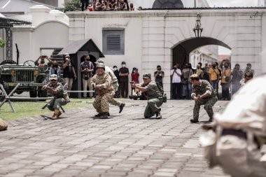 Teatral savaş genel taarruzu, Hollanda sömürge döneminde savaş üniformaları ve silahları kullanılarak gerçekleştirildi. Birbirlerini vuruyorlar. : Yogyakarta, Endonezya - 01 Mart 2022