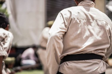 Teatral savaş genel taarruzu, Hollanda sömürge döneminde savaş üniformaları ve silahları kullanılarak gerçekleştirildi. Birbirlerini vuruyorlar. : Yogyakarta, Endonezya - 01 Mart 2022