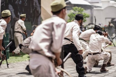 Teatral savaş genel taarruzu, Hollanda sömürge döneminde savaş üniformaları ve silahları kullanılarak gerçekleştirildi. Birbirlerini vuruyorlar. : Yogyakarta, Endonezya - 01 Mart 2022