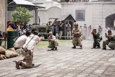 Teatral savaş genel taarruzu, Hollanda sömürge döneminde savaş üniformaları ve silahları kullanılarak gerçekleştirildi. Birbirlerini vuruyorlar. : Yogyakarta, Endonezya - 01 Mart 2022
