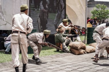 Teatral savaş genel taarruzu, Hollanda sömürge döneminde savaş üniformaları ve silahları kullanılarak gerçekleştirildi. Birbirlerini vuruyorlar. : Yogyakarta, Endonezya - 01 Mart 2022