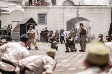 Teatral savaş genel taarruzu, Hollanda sömürge döneminde savaş üniformaları ve silahları kullanılarak gerçekleştirildi. Birbirlerini vuruyorlar. : Yogyakarta, Endonezya - 01 Mart 2022