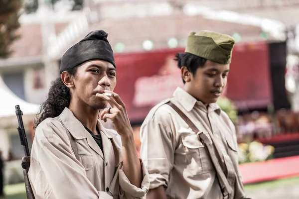 Ung Man Som Röker Pansar Och Bär Vapen Yogyakarta Indonesien — Stockfoto