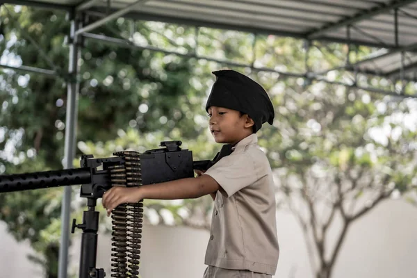 Anak Kecil Bermain Dengan Senjata Dan Belajar Sejarah Perang Mars — Stok Foto