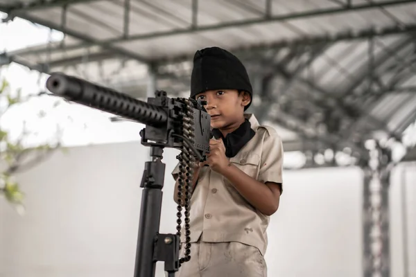 Menino Brincando Com Armas Aprendendo História Guerra Marchar Primeiro Ataque — Fotografia de Stock