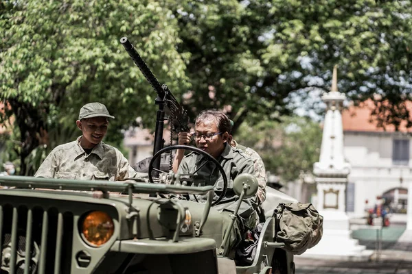 Serangan Umum Perang Teatrikal Maret Menggunakan Seragam Perang Dan Senjata — Stok Foto