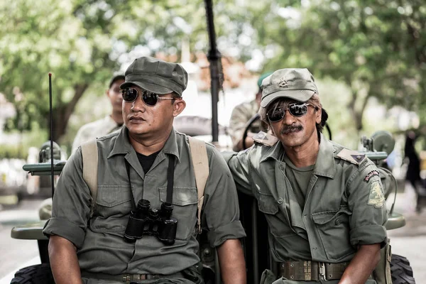 Serangan Umum Perang Teatrikal Maret Menggunakan Seragam Perang Dan Senjata — Stok Foto