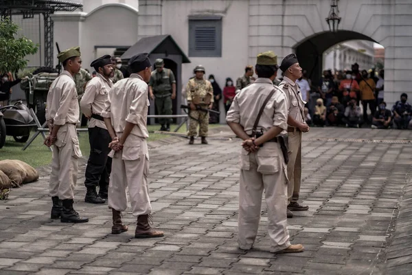 Serangan Umum Perang Teatrikal Maret Menggunakan Seragam Perang Dan Senjata — Stok Foto