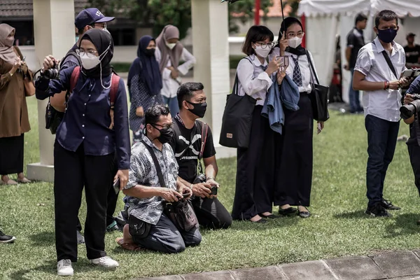 Teatral savaş genel taarruzu, Hollanda sömürge döneminde savaş üniformaları ve silahları kullanılarak gerçekleştirildi. Birbirlerini vuruyorlar. : Yogyakarta, Endonezya - 01 Mart 2022