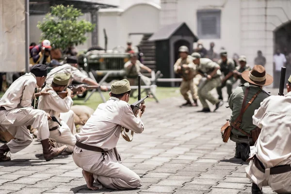 Teatral savaş genel taarruzu, Hollanda sömürge döneminde savaş üniformaları ve silahları kullanılarak gerçekleştirildi. Birbirlerini vuruyorlar. : Yogyakarta, Endonezya - 01 Mart 2022