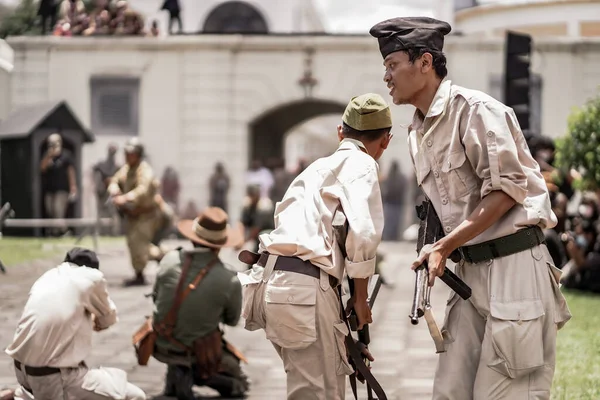 Teatral savaş genel taarruzu, Hollanda sömürge döneminde savaş üniformaları ve silahları kullanılarak gerçekleştirildi. Birbirlerini vuruyorlar. : Yogyakarta, Endonezya - 01 Mart 2022