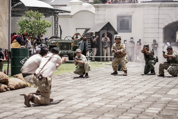 演劇戦争総攻撃3月1日オランダ植民地時代の戦争の制服や武器を使用して 彼らは撃ち合いだ 2022年3月1日インドネシア ジョグジャカルタ — ストック写真