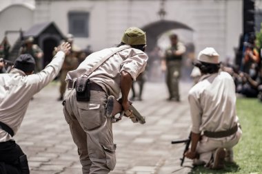 Teatral savaş genel taarruzu, Hollanda sömürge döneminde savaş üniformaları ve silahları kullanılarak gerçekleştirildi. Birbirlerini vuruyorlar. : Yogyakarta, Endonezya - 01 Mart 2022