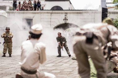 Teatral savaş genel taarruzu, Hollanda sömürge döneminde savaş üniformaları ve silahları kullanılarak gerçekleştirildi. Birbirlerini vuruyorlar. : Yogyakarta, Endonezya - 01 Mart 2022