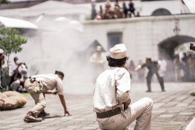Teatral savaş genel taarruzu, Hollanda sömürge döneminde savaş üniformaları ve silahları kullanılarak gerçekleştirildi. Birbirlerini vuruyorlar. : Yogyakarta, Endonezya - 01 Mart 2022