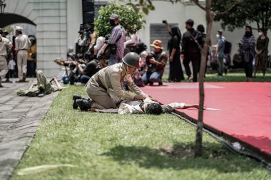Teatral savaş genel taarruzu, Hollanda sömürge döneminde savaş üniformaları ve silahları kullanılarak gerçekleştirildi. Birbirlerini vuruyorlar. : Yogyakarta, Endonezya - 01 Mart 2022