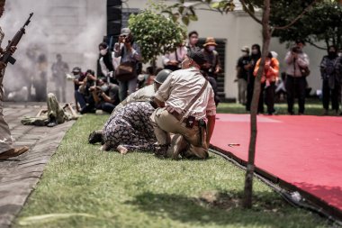 Teatral savaş genel taarruzu, Hollanda sömürge döneminde savaş üniformaları ve silahları kullanılarak gerçekleştirildi. Birbirlerini vuruyorlar. : Yogyakarta, Endonezya - 01 Mart 2022