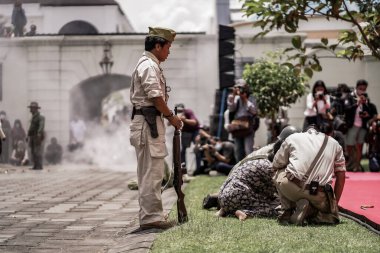 Teatral savaş genel taarruzu, Hollanda sömürge döneminde savaş üniformaları ve silahları kullanılarak gerçekleştirildi. Birbirlerini vuruyorlar. : Yogyakarta, Endonezya - 01 Mart 2022
