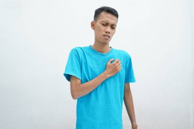 Güçlü kalp krizi ya da göğüs ağrısı olan mavi gömlekli genç bir adam. İzole edilmiş beyaz arkaplan.