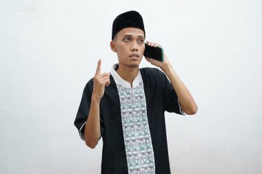 Asyalı Müslüman adam cep telefonundan arıyor. Beyaz arka planda izole edilmiş.