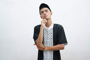 Asyalı Müslüman adam jestler yapıyor, beyaz arka planda fikir arıyor.