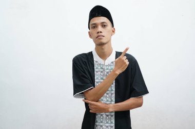 Asyalı Müslümanlar iki eli de beyaz arka planda bir şeyi işaret ediyor.