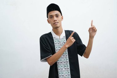 Asyalı Müslümanlar iki eli de beyaz arka planda bir şeyi işaret ediyor.