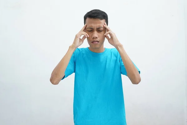 Retrato Jovem Vestindo Camiseta Azul Isolada Fundo Branco Sofrendo Dor — Fotografia de Stock