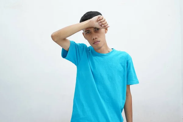 Cansado Triste Jovem Doente Vestindo Camiseta Azul Coloca Mão Testa — Fotografia de Stock
