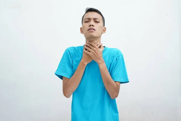Der Junge Mann Hat Halsschmerzen Und Berührt Seinen Hals Trägt — Stockfoto