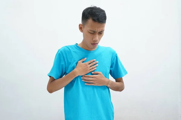 穿蓝色衬衫 心脏病发作或胸部疼痛的男孩 — 图库照片