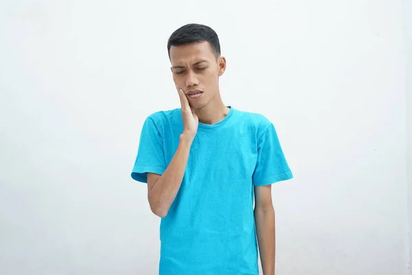 Konsep Sakit Gigi Pemuda Yang Mengenakan Kaos Biru Merasa Sakit — Stok Foto