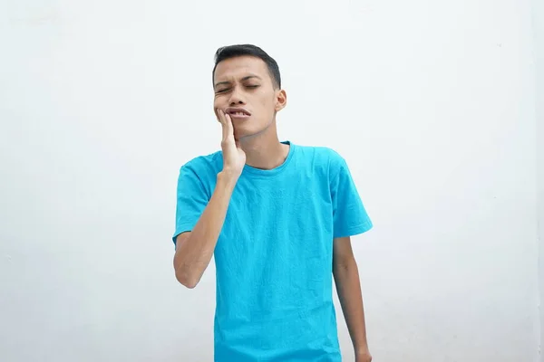 Konsep Sakit Gigi Pemuda Yang Mengenakan Kaos Biru Merasa Sakit — Stok Foto
