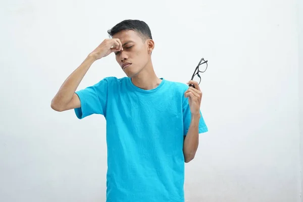 Jovem Asiático Vestindo Camiseta Azul Insalubre Com Óculos Esfregando Olhos — Fotografia de Stock