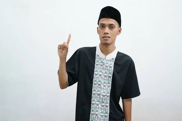 Asiatisk Muslim Man Bär Casual Wear Visar Och Pekar Med — Stockfoto