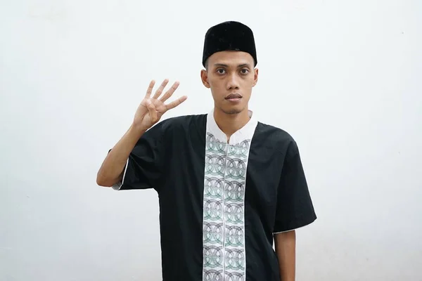 Asyalı Müslüman Adam Beyaz Arka Plandayken Dört Numarayı Gösteriyor Işaret — Stok fotoğraf