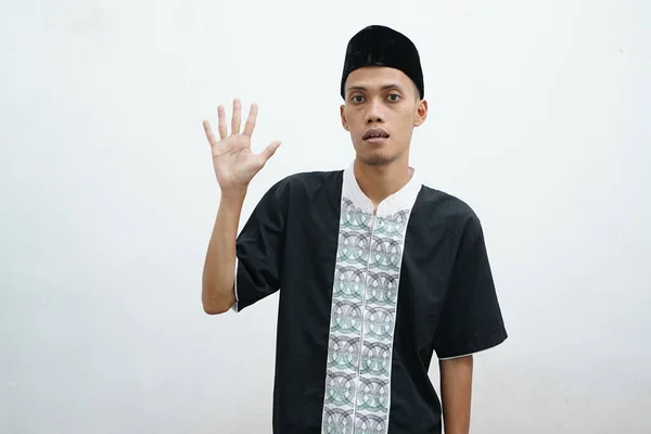 Ásia Muçulmano Homem Vestindo Casual Desgaste Mostrando Apontando Com Dedo — Fotografia de Stock