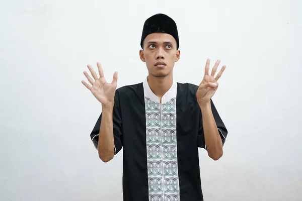 Asian Muslim Man Wearing Casual Clothes Showing Pointing Finger Number — Foto de Stock