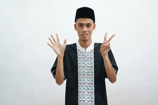 Asiatisk Muslim Man Bär Casual Kläder Visar Och Pekar Med — Stockfoto