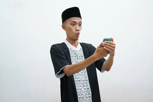 Muszlim Ázsiai Férfi Mutatja Izgatott Arckifejezés Amikor Ránéz Mobiltelefon — Stock Fotó