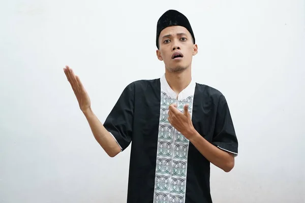 Asijské Muslim Mas Ukazující Něco Jeho Straně Jeho Obě Ruce — Stock fotografie